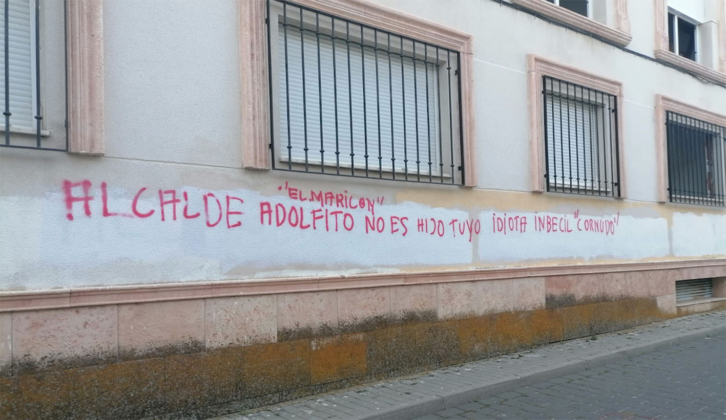 Pintadas que aparecieron en el Ayuntamiento de Ventas con Peña Aguilera.