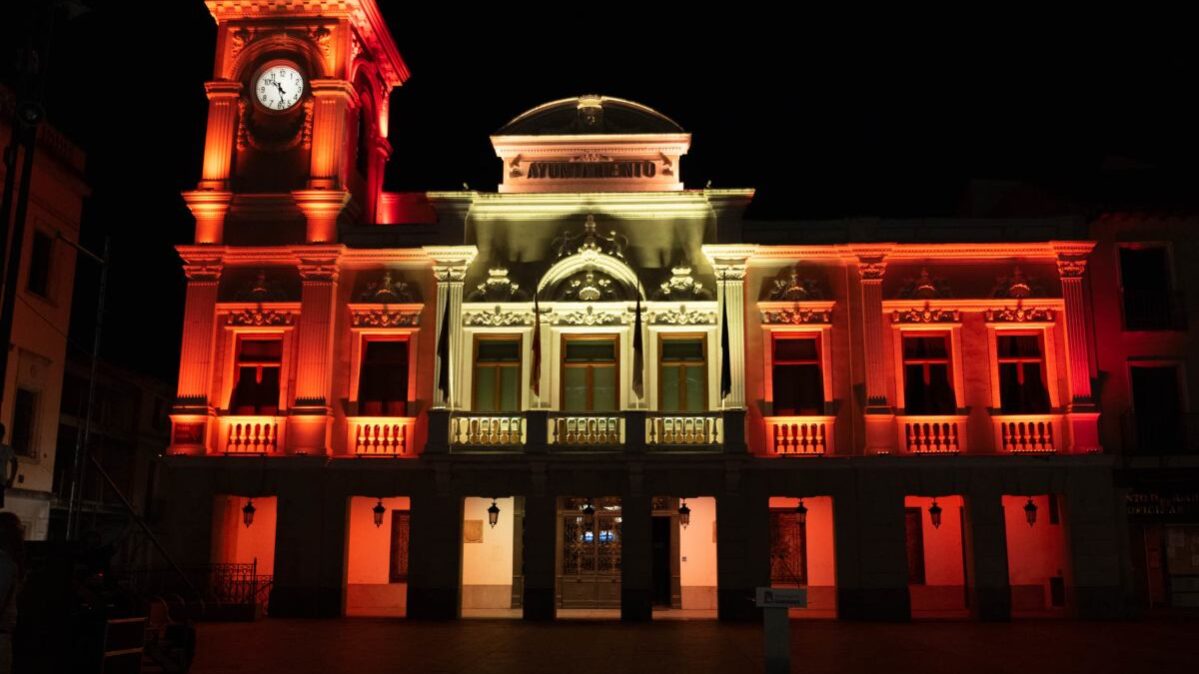 Fachada del Ayuntamiento de Guadalajara con nueva iluminación ornamental
