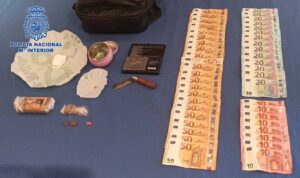 Estos fueron los efectos intervenidos a uno de los detenidos por traficar con drogas en Talavera.