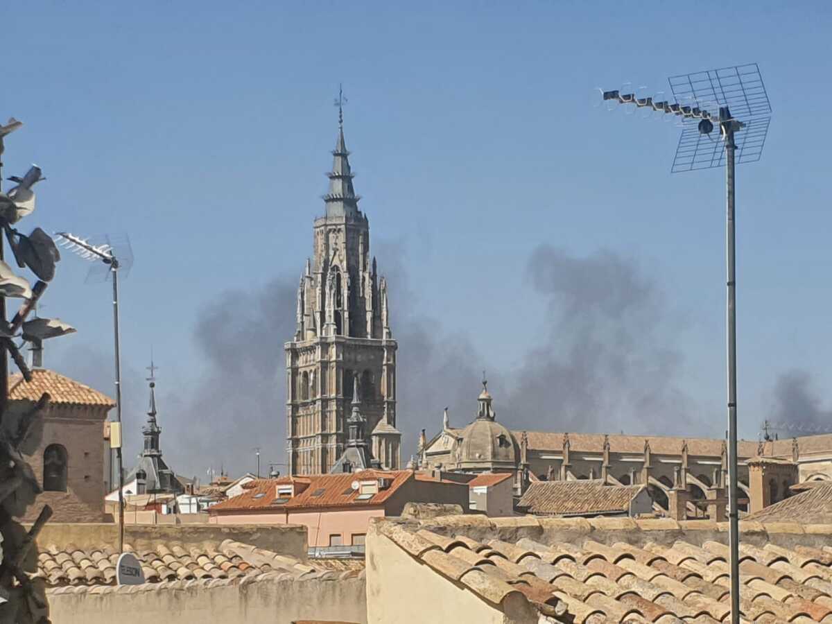 El humo del incendio cerca de Azucaica, visto desde el casco histórico de Toledo.