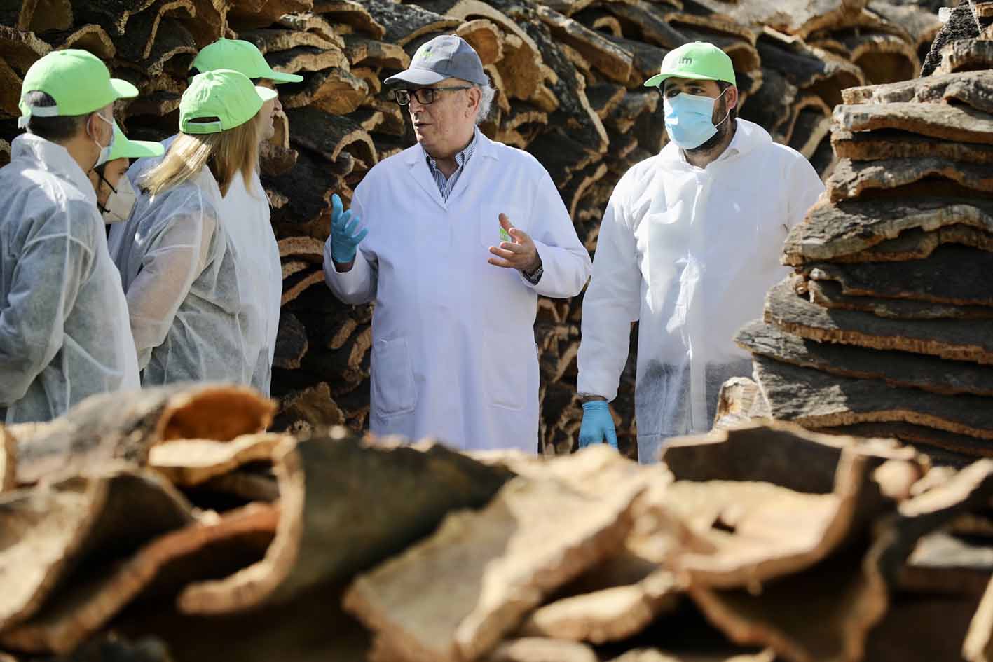 Paco Núñez, en la empresa valdepeñera que visitó.