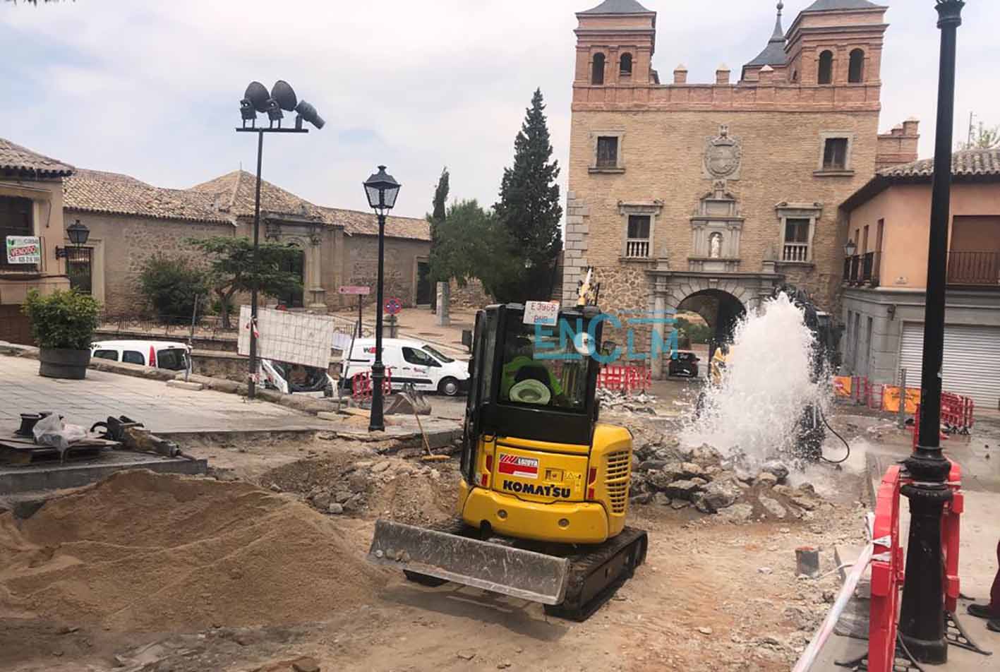 La máquina ha picado, la tubería se ha roto y… ha aparecido el "géiser".