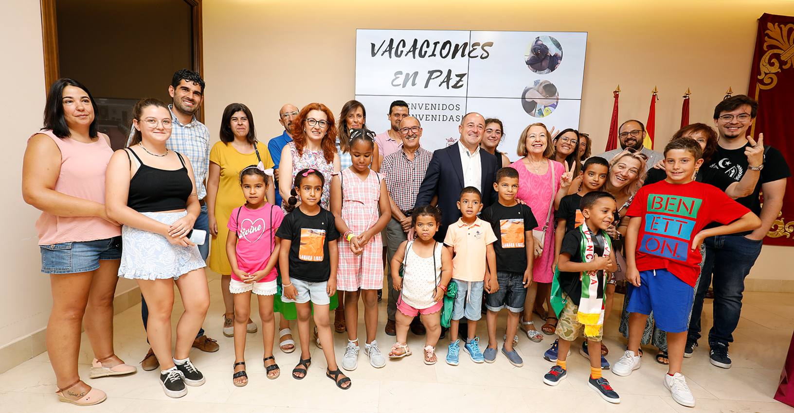 La corporación municipal da la bienvenida a los niños saharauis de Vacaciones en Paz.