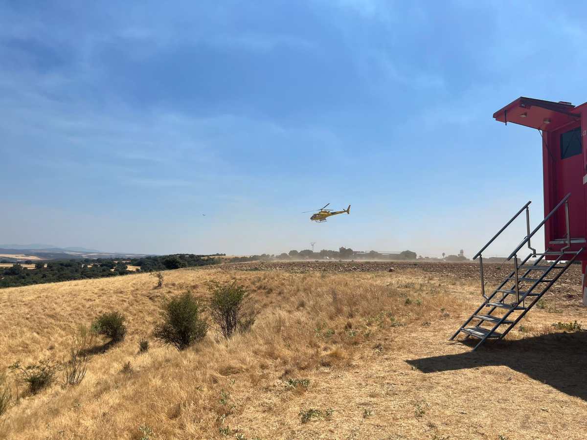 Medios aéreos trabajando en la extinción del Incendio Forestal de Valdepeñas de la Sierra