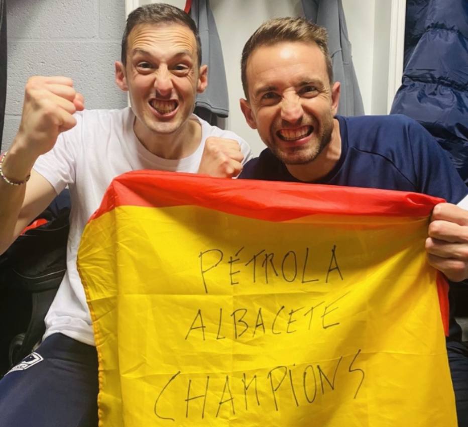 Alberto Piernas y Pedro Gómez celebrando la victoria del Lille en la Liga francesa.