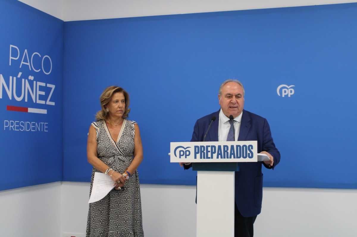 Pilar Alía y Vicente Tirado, informando de la PNL contra los daños por las plagas de conejos.