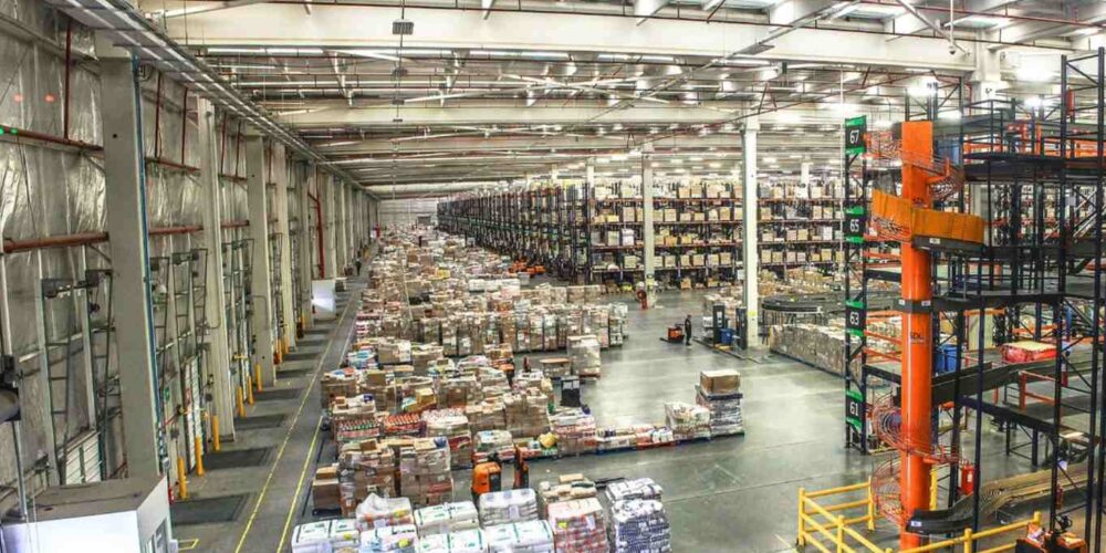 Imagen de archivo de un almacén logístico.