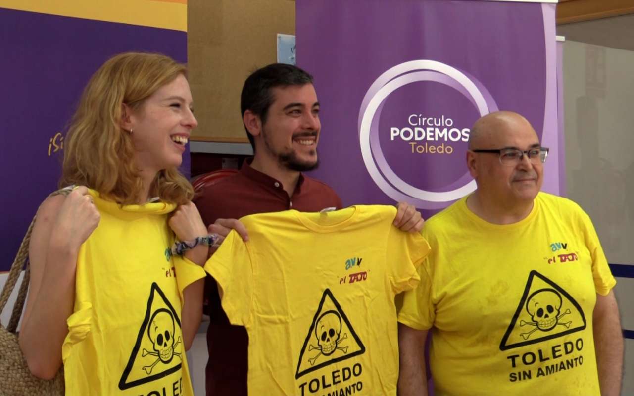José Luis Gascón junto a Lilith Verstrynge, secretaria de Organización Estatal de Podemos y nueva secretaria de Estado para la Agenda 2030, y un activista contra el amianto de la AAVV El Tajo.