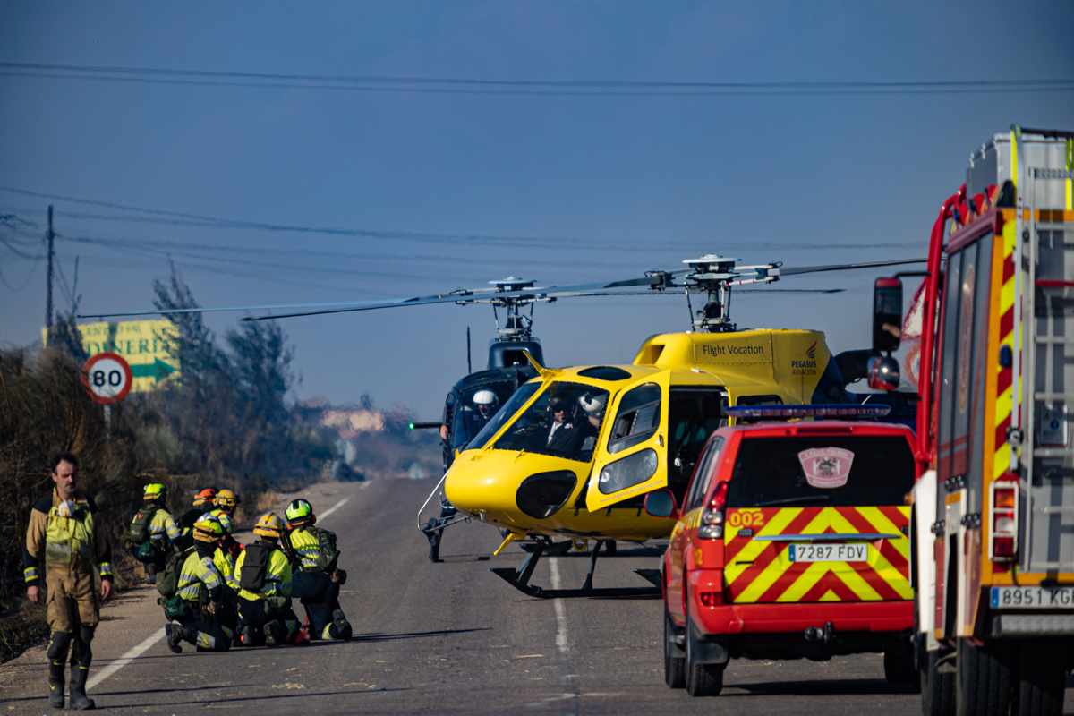 Los equipos de extinción en la carretera hacia Azucaica. Foto: EFE / Ángeles Visdómine.