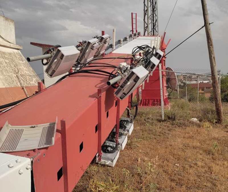 Así quedó el repetidor, que también tenía antenas de telefonía.