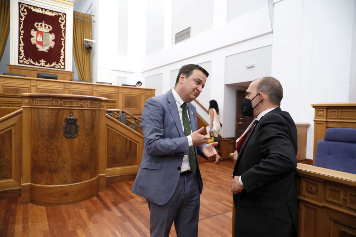 El consejero de Agricultura, Agua y Desarrollo Rural, Francisco Martínez Arroyo, y el presidente de las Cortes de CLM, Pablo Bellido.