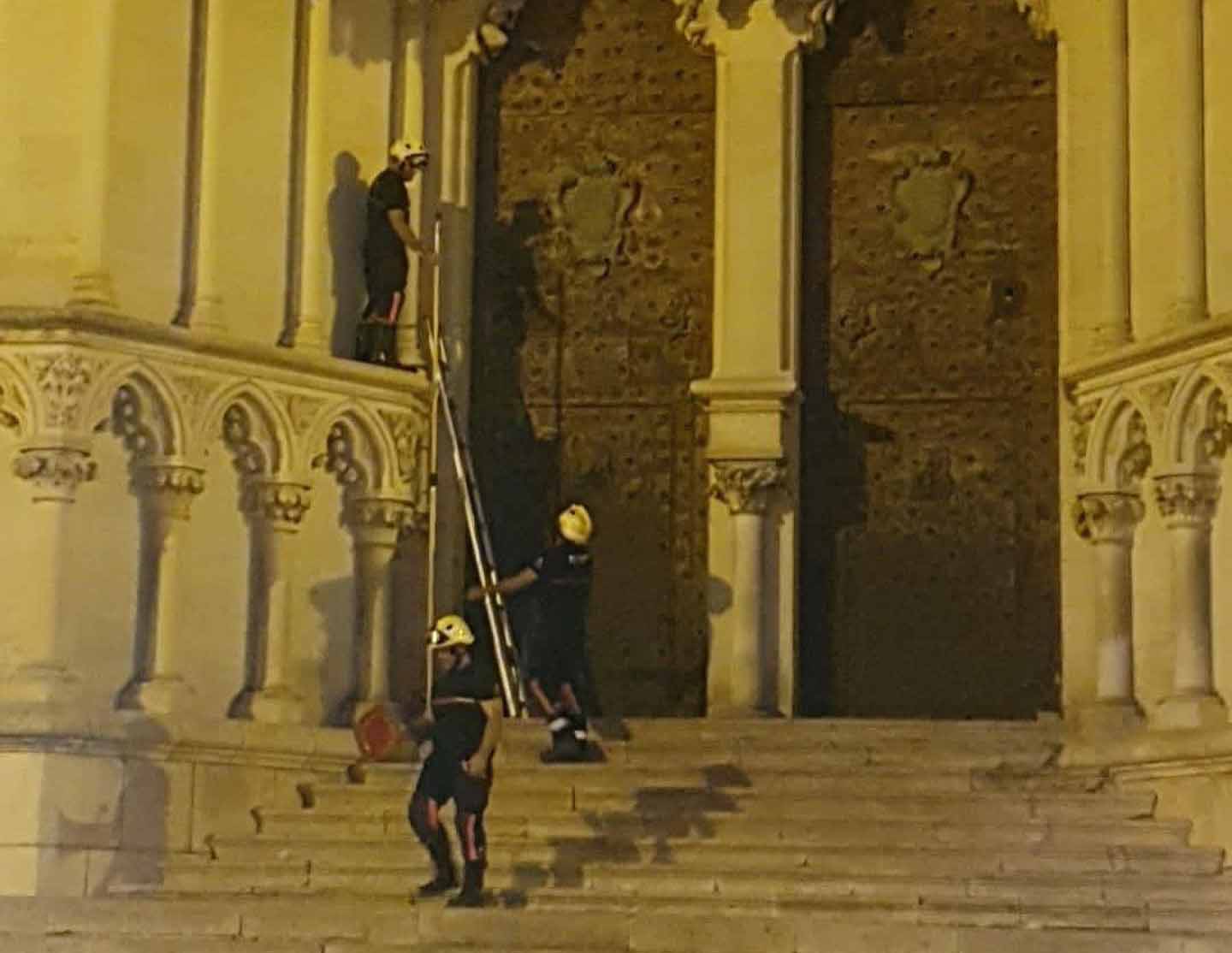 Momento de la retirada del cono de tráfico. Foto: Catedral de Cuenca.