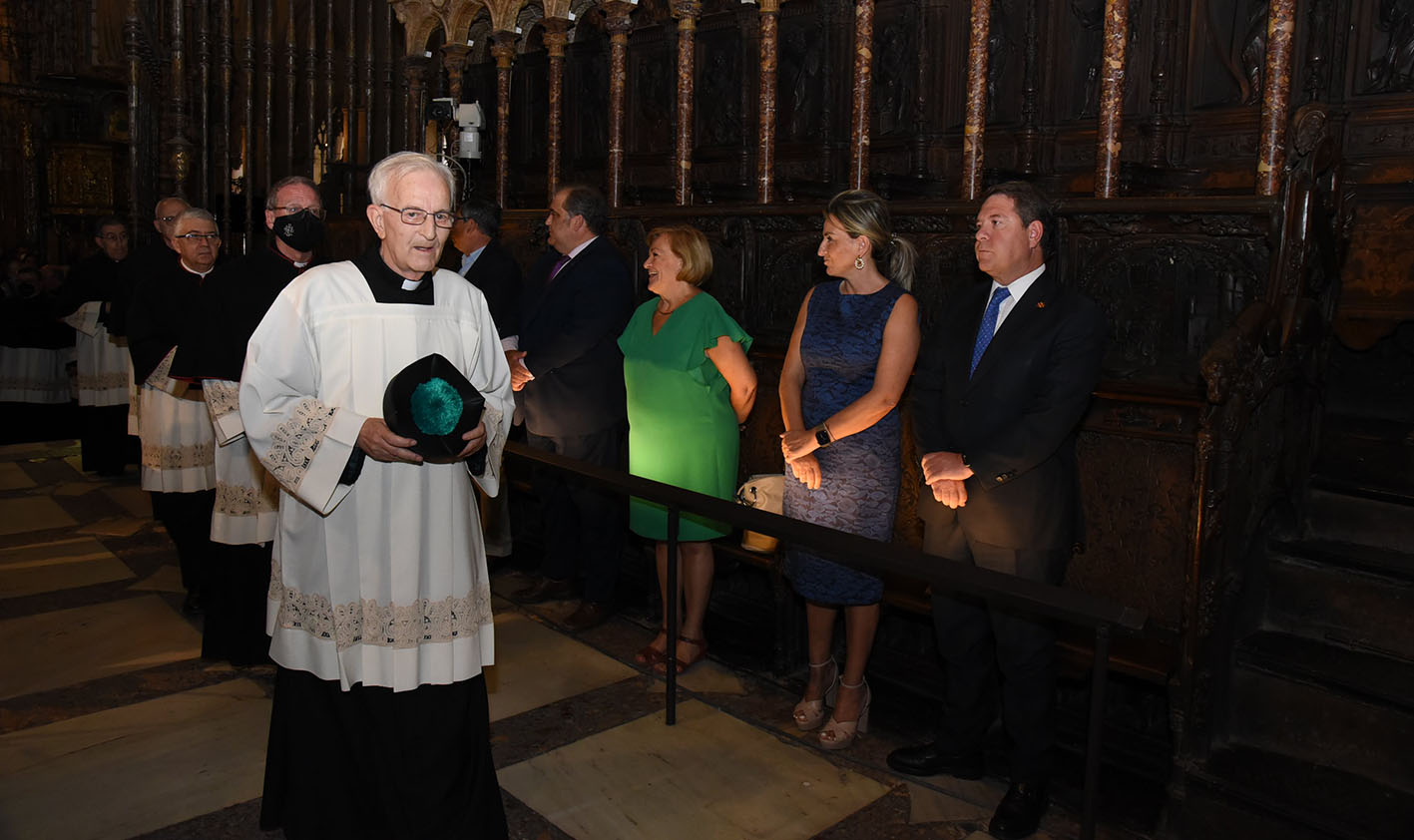 Toma de posesión de los dos nuevos canónigos, acto en el que han estado el presidente de Castilla-La Mancha, Emiliano García-Page; y la alcaldesa de Toledo, Milagros Tolón.