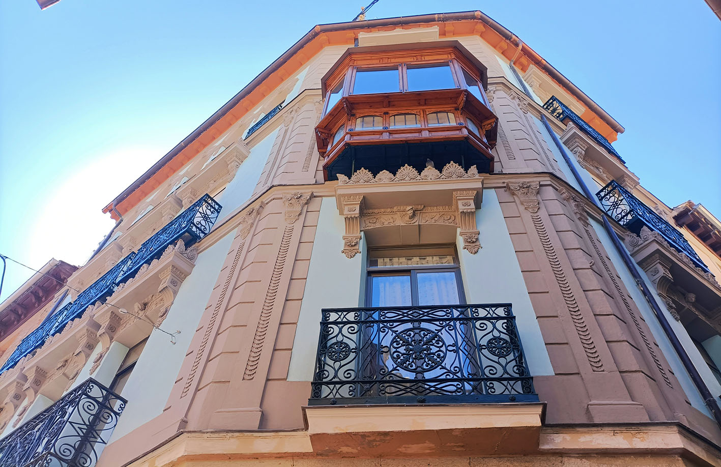 Fachada de la calle La Plata, en Toledo, que ha recuperado su color azul original.