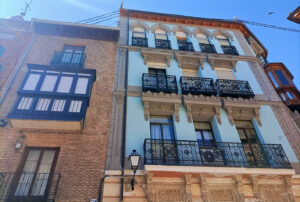 Fachada de la calle La Plata, en Toledo, que ha recuperado su color azul original.