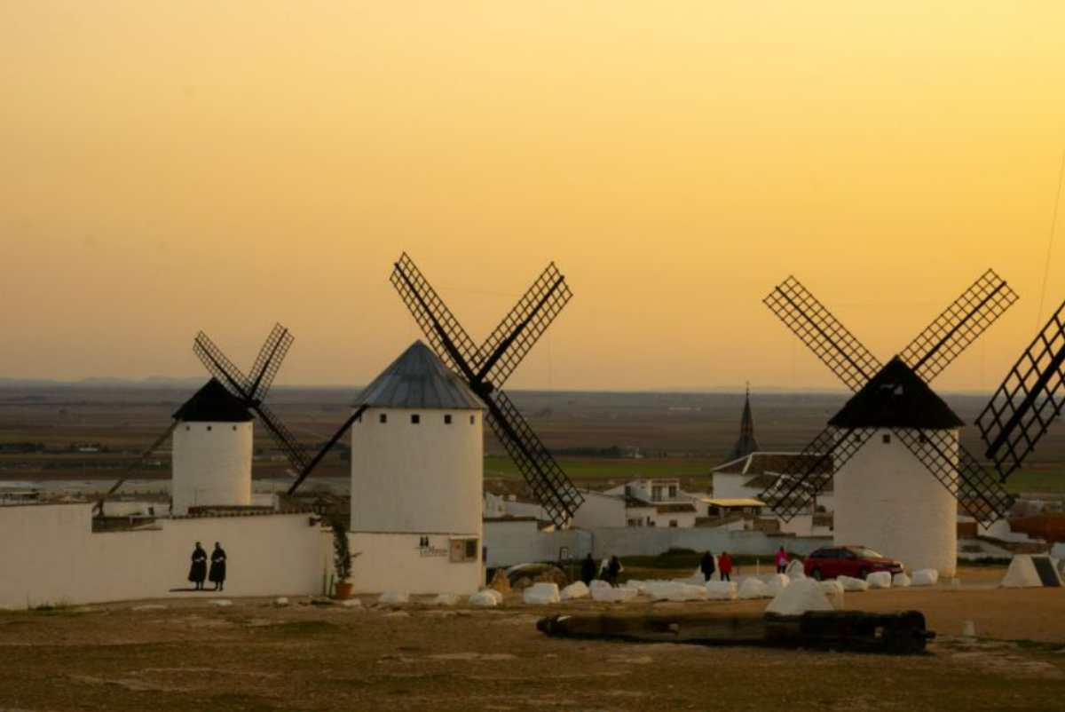 ©️Fotografía Ganadora del Concurso “Los 22 lugares del 22” de Turismo Castilla-La Mancha. Localización: Campo de Criptana (Ciudad Real). Autor: Jorge Agenjos. Título: "Entre gigantes y visitantes".