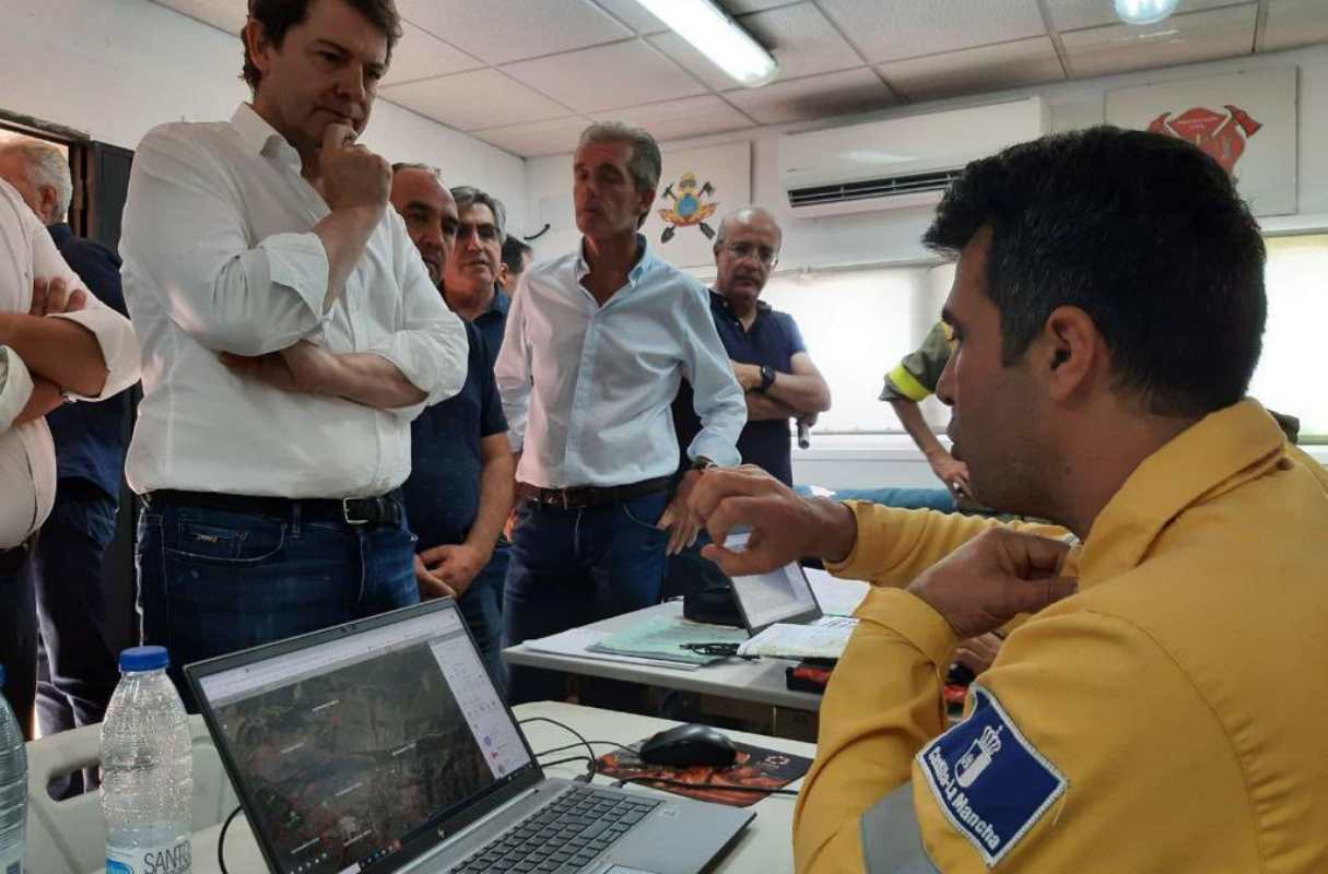 Alfonso Fernández Mañueco, presidente de Castilla y León, junto con uno de los profesionales de Castilla-La Mancha.