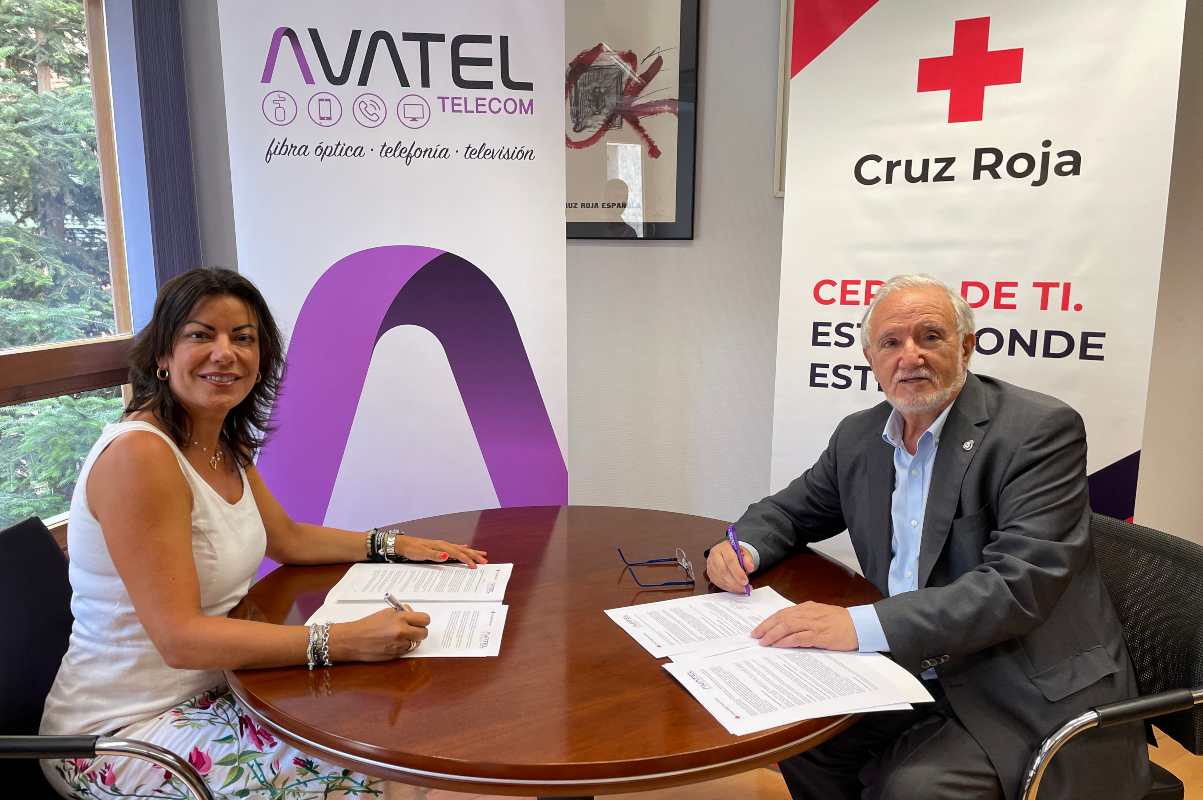 Convenio entre Avantel y Cruz Roja para la donación de una ambulancia de soporte vital básico avanzado.