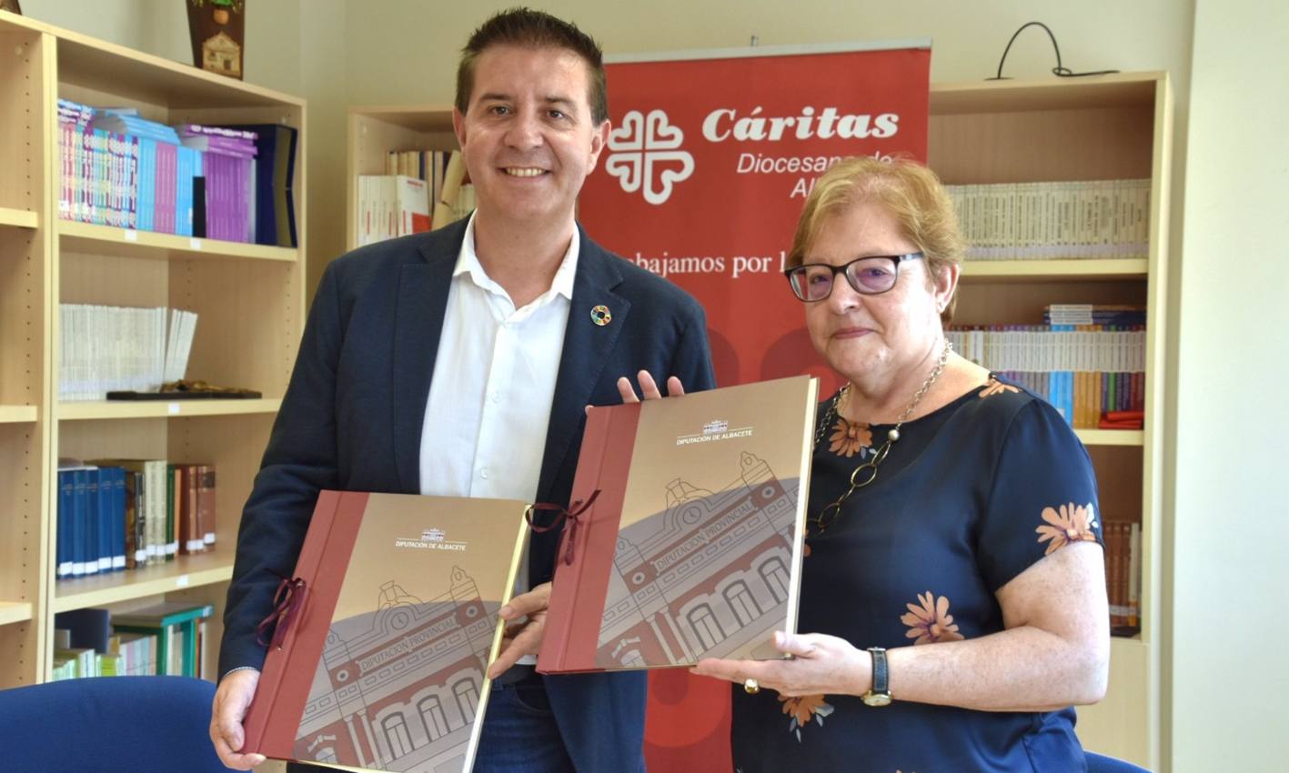 El presidente de la Diputación de Albacete, Santi Cabañero, y la directora de Cáritas, Rosa García.