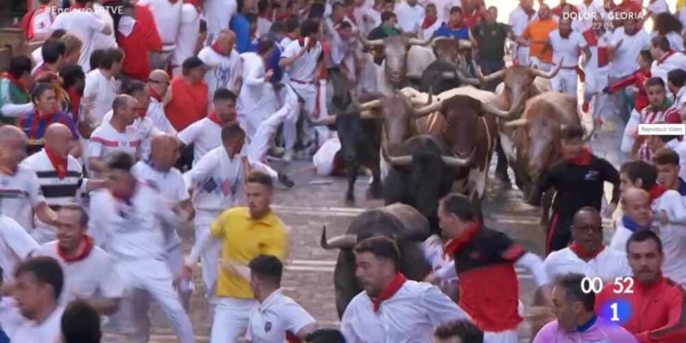 El tercer encierro de San Fermín en el tramo de Mercaderes.