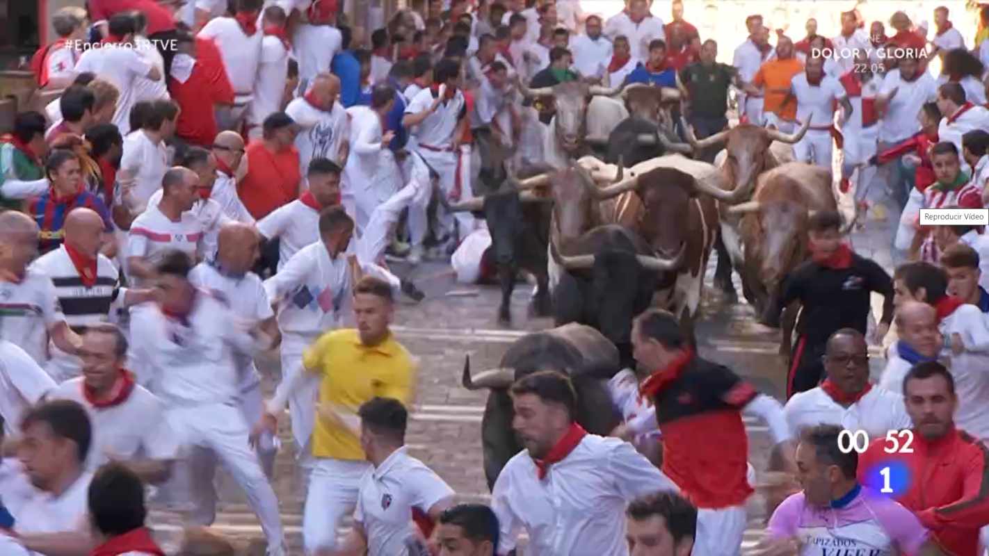 El tercer encierro de San Fermín en el tramo de Mercaderes.