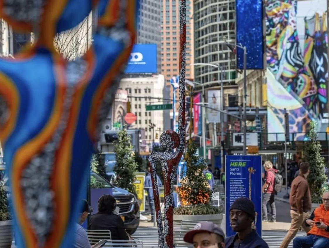 La ciudad interactúa con las esculturas. Imagen de Santi Flores.
