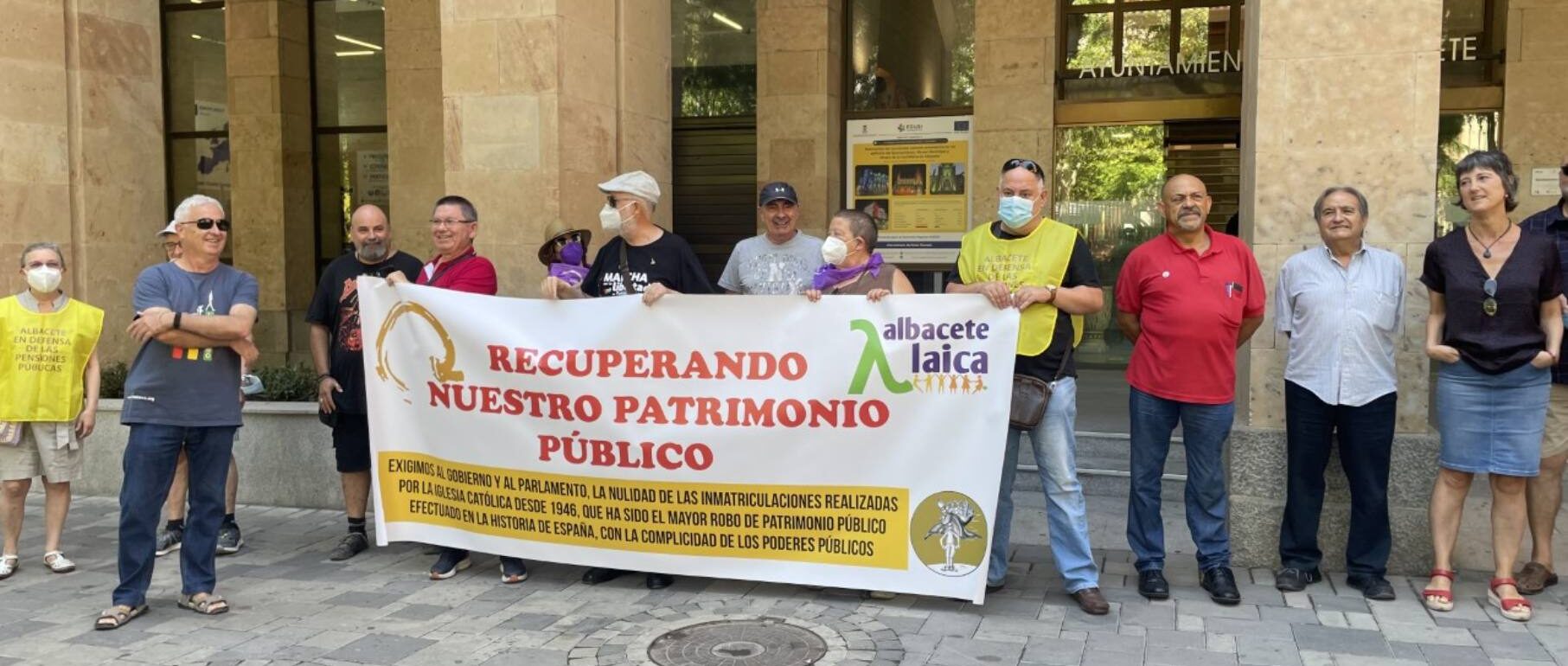 Miembros de Europa Laica se manifiestan a las puertas del Ayuntamiento de Albacete.