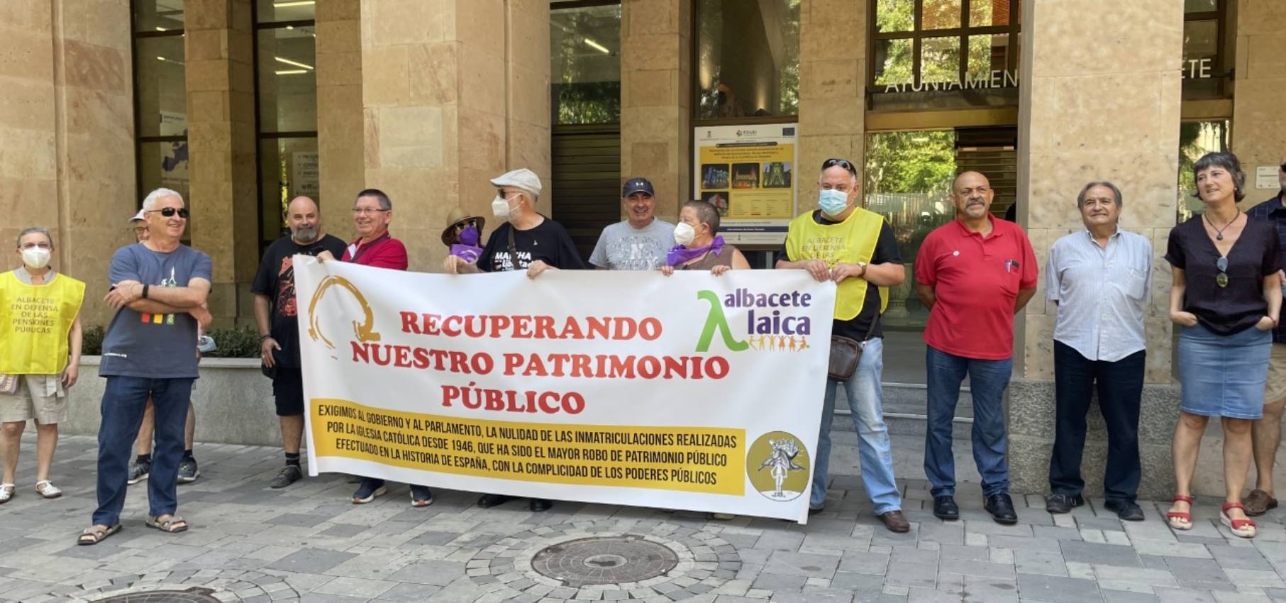 Miembros de Europa Laica se manifiestan a las puertas del Ayuntamiento de Albacete.