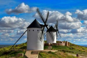 ©️Fotografía Ganadora del Concurso “Los 22 lugares del 22” de Turismo Castilla-La Mancha. Localización: Alcázar de San Juan (Ciudad Real). Autor: Carlos Bastante Cazallas. Marisa Crespo. Título: "Los gigantes".