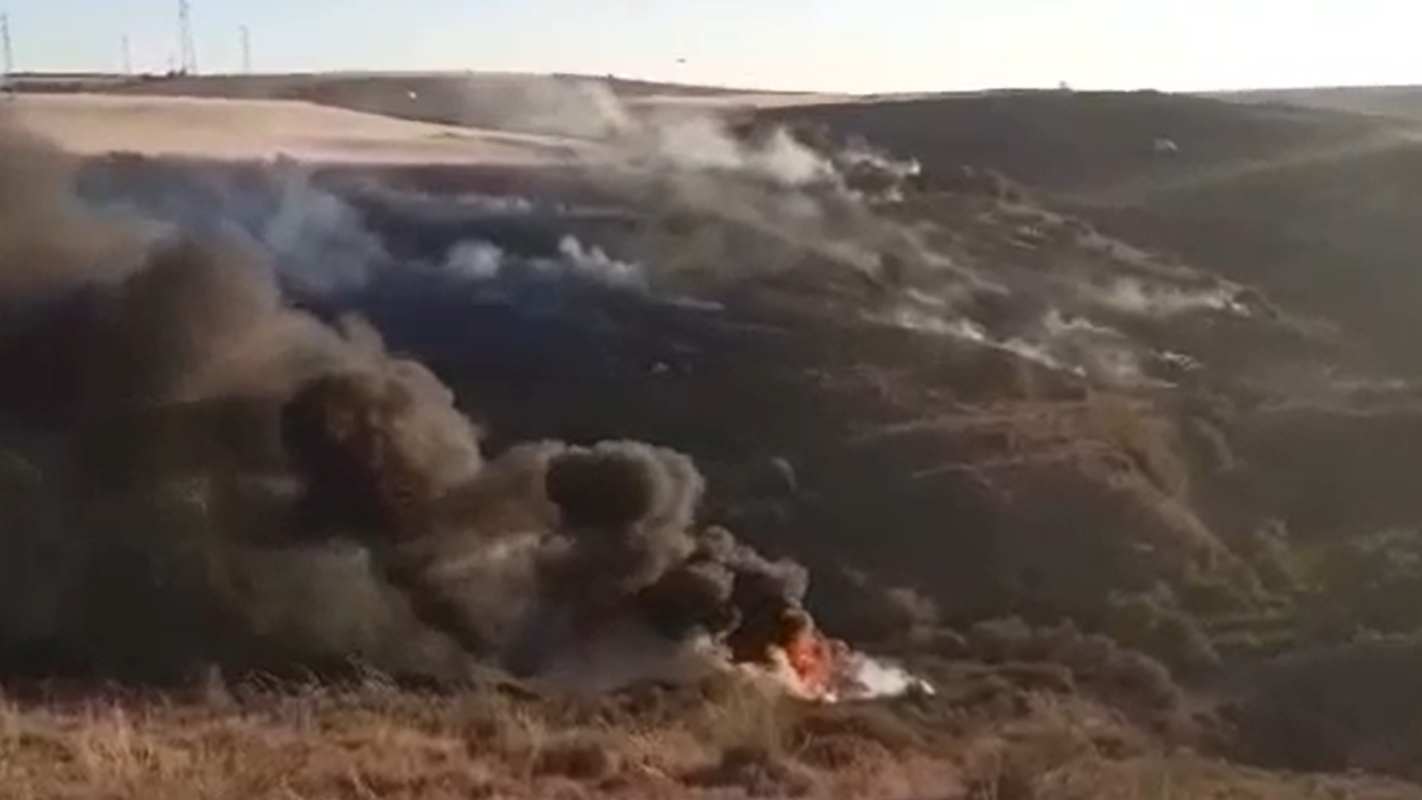 Imagen del helicóptero accidentado en Humanes en llamas.