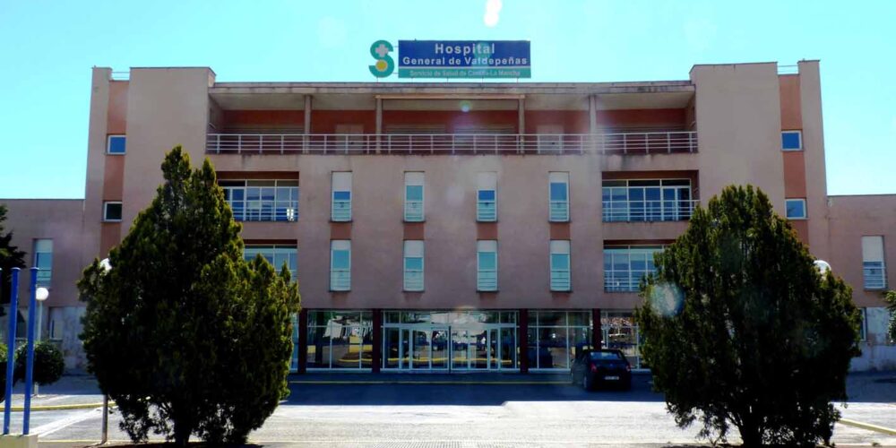 El joven herido acabó en el Hospital General de Valdepeñas pero la herida era superficial.