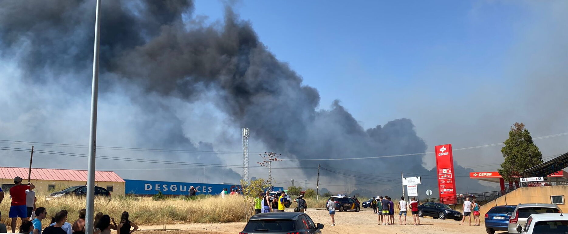 Tremenda columna de humo por el incendio cerca del barrio de Azucaica, en Toledo. Foto: Javier Vivar.
