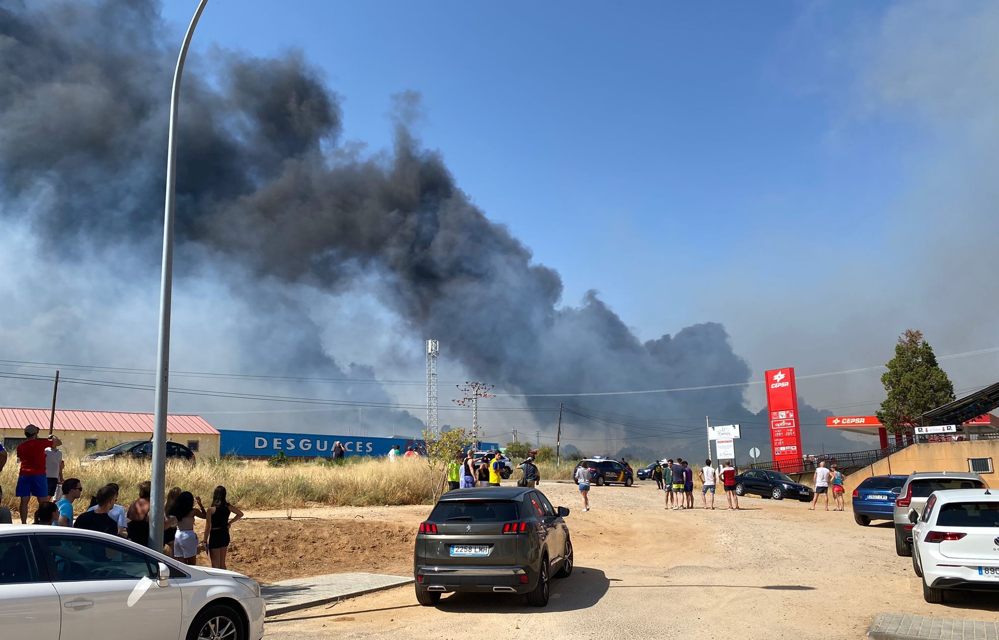 Tremenda columna de humo por el incendio cerca del barrio de Azucaica, en Toledo. Foto: Javier Vivar.