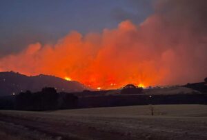 Imagen del incendio de Humanes la pasada noche.
