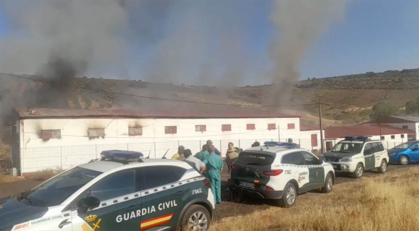 Columnas de humo por el incendio en una nave del matadero de La Nava de Ricomalillo.