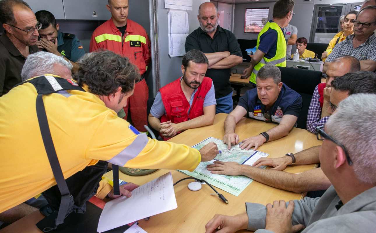 Emiliano García-Page en el puesto de mando del incendio de Valdepeñas de la Sierra.