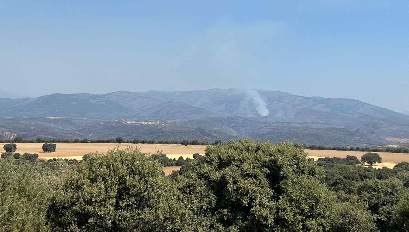 Así está el incendio de Valdepeñas de la Sierra (Guadalajara) la mañana del miércoles 20.