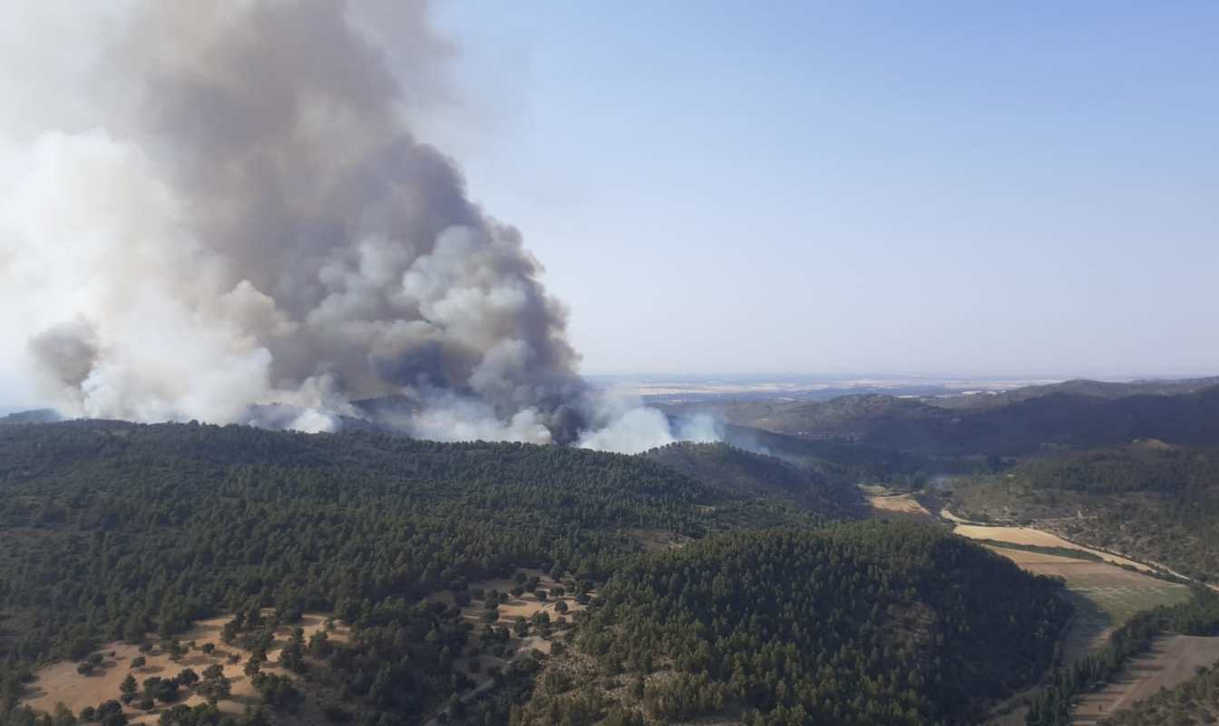 Imagen del incendio de Casas de Lárazo, tomada por el Infoca, el servicio andaluz de incendios, la tarde del jueves.