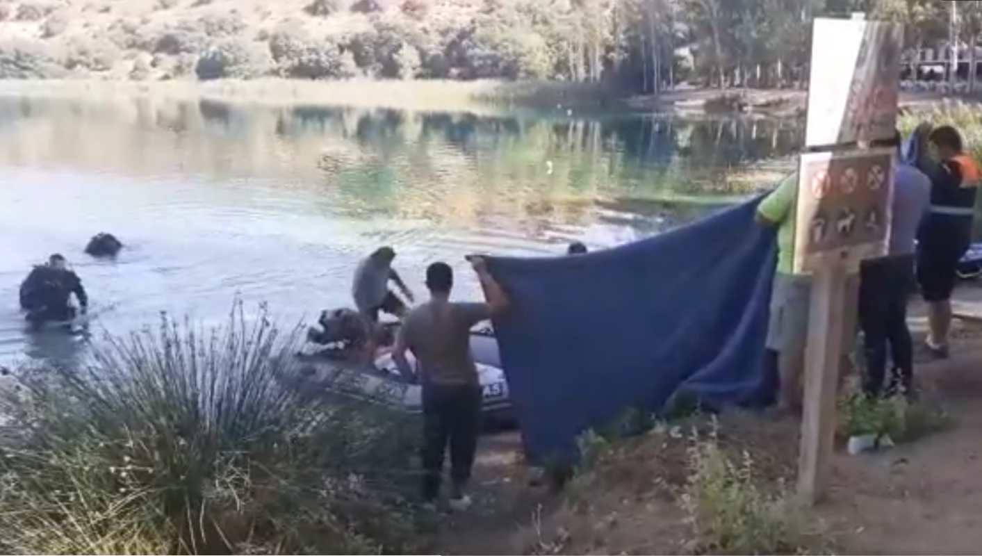 Momento en el que sacan el cadáver de la laguna.