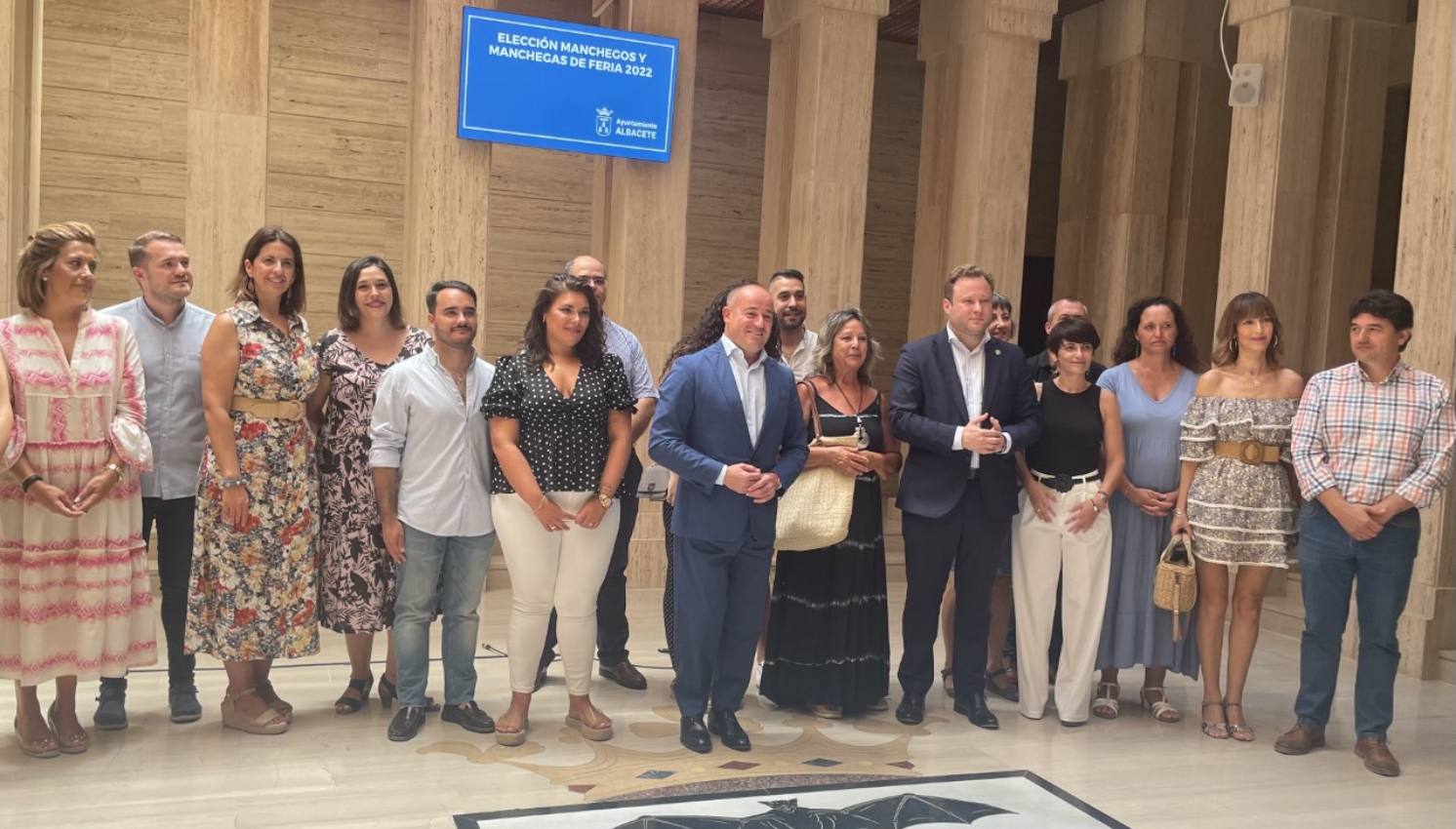 La corporación municipal junto con los Manchegos y Manchegas de la Feria de Albacete 2022.