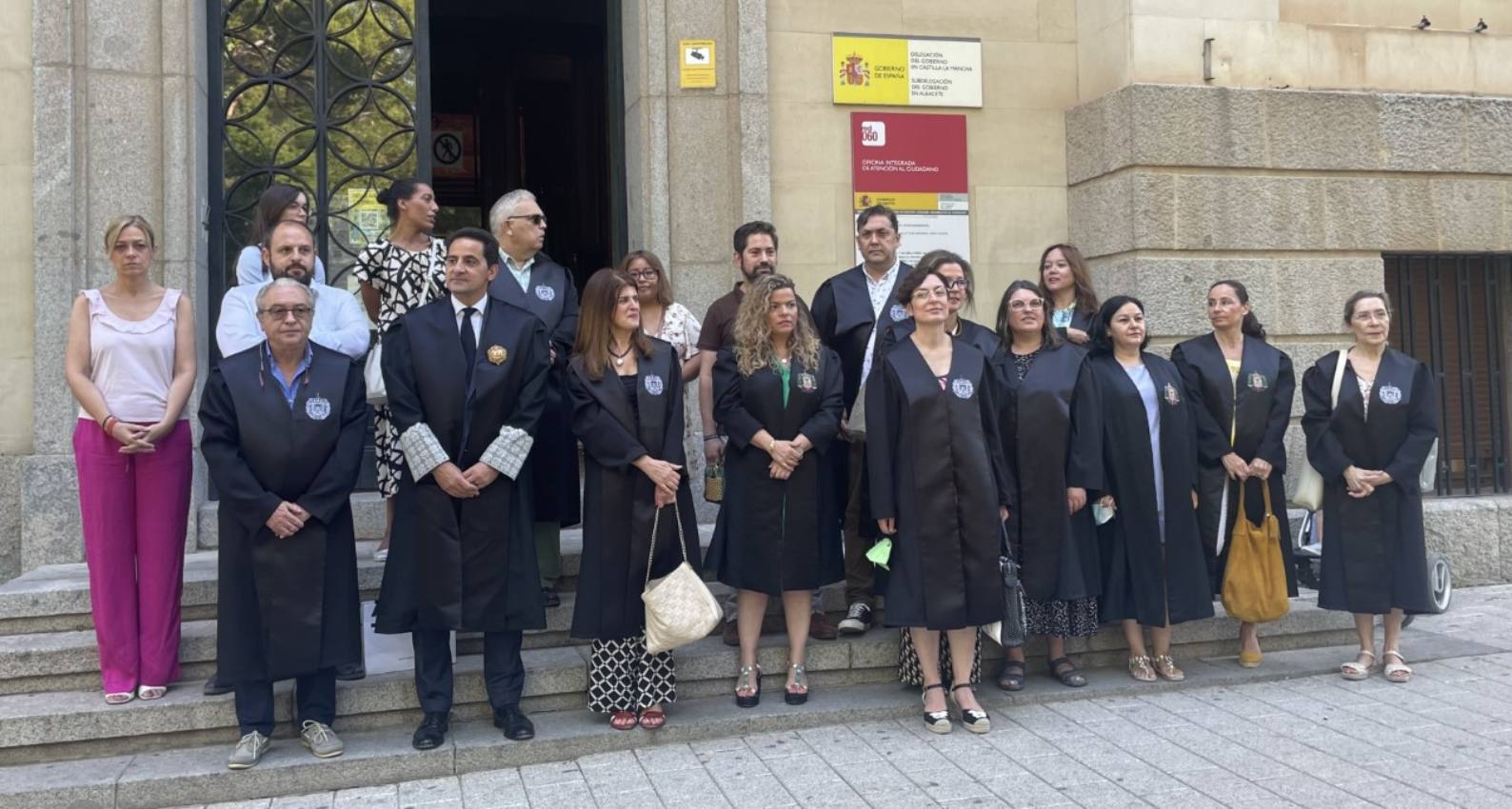 Abogados del turno de oficio se manifiestan a las puertas de la Subdelegación del Gobierno en Albacete para exigir el pago de sus servicios.
