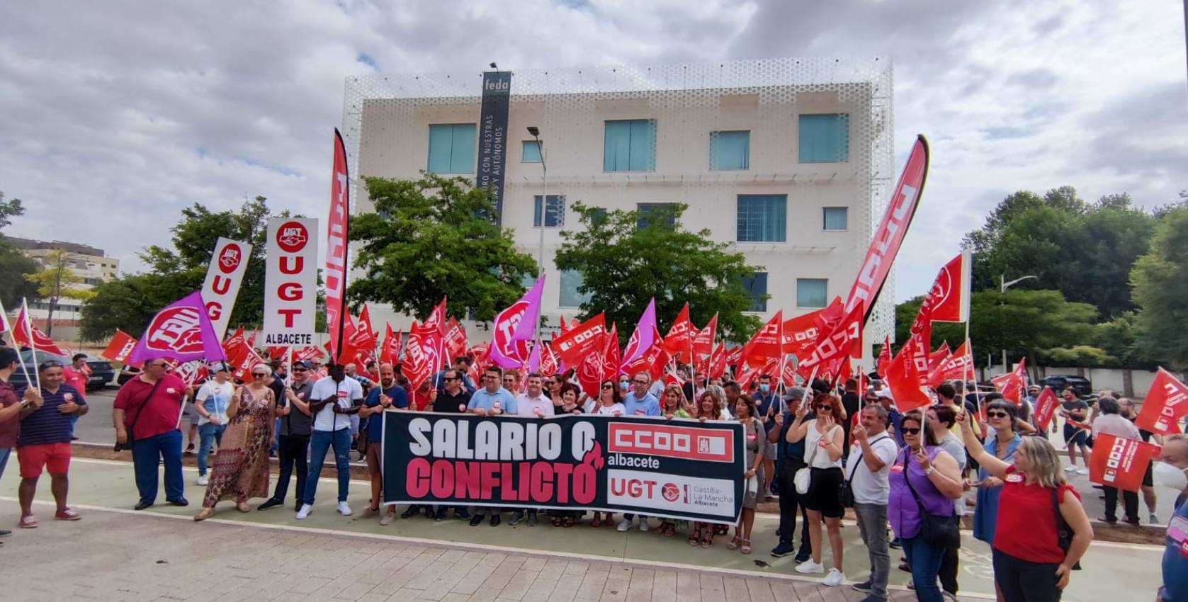 CCOO y UGT se manifiestan a las puertas de FEDA, en Albacete, por una subida salarial.