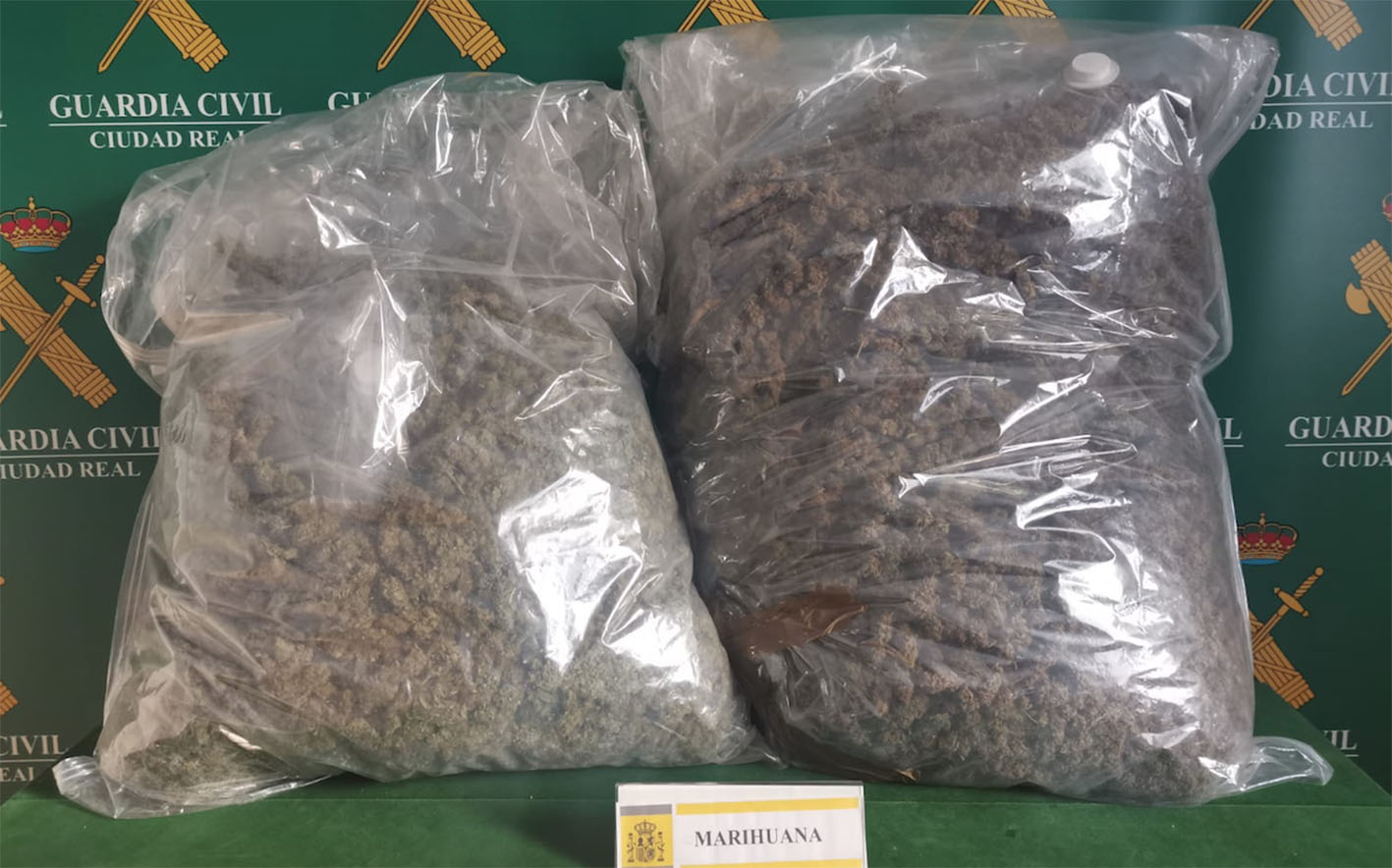 Los dos sacos llenos de cogollos de marihuana.