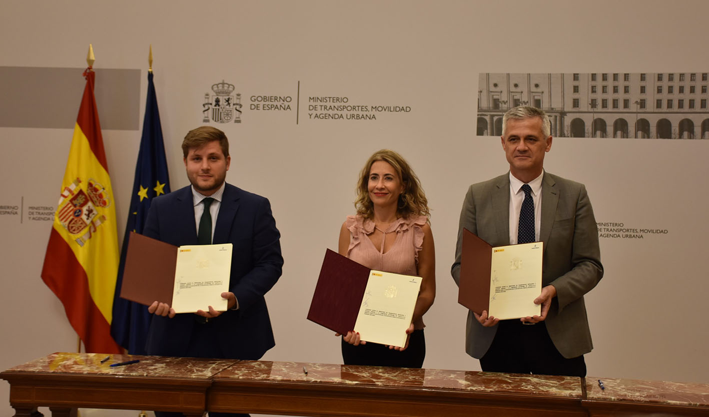 Nacho Hernando, consejero de Fomento, junto a la ministra de Transportes, Movilidad y Agenda Urbana, Raquel Sánchez.