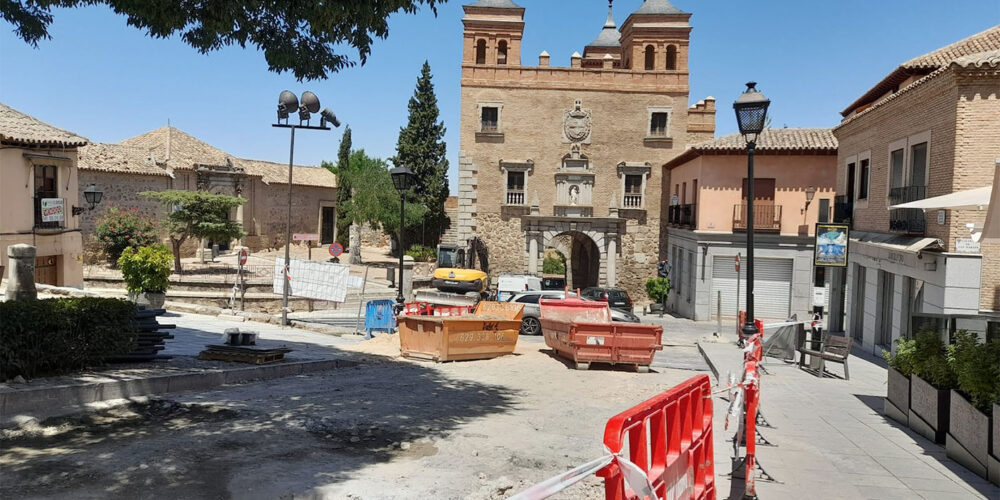 Las obras en la calle Reyes Católicos ya están a punto de llegar a la Puerta del Cambrón. Foto: Rebeca Arango.
