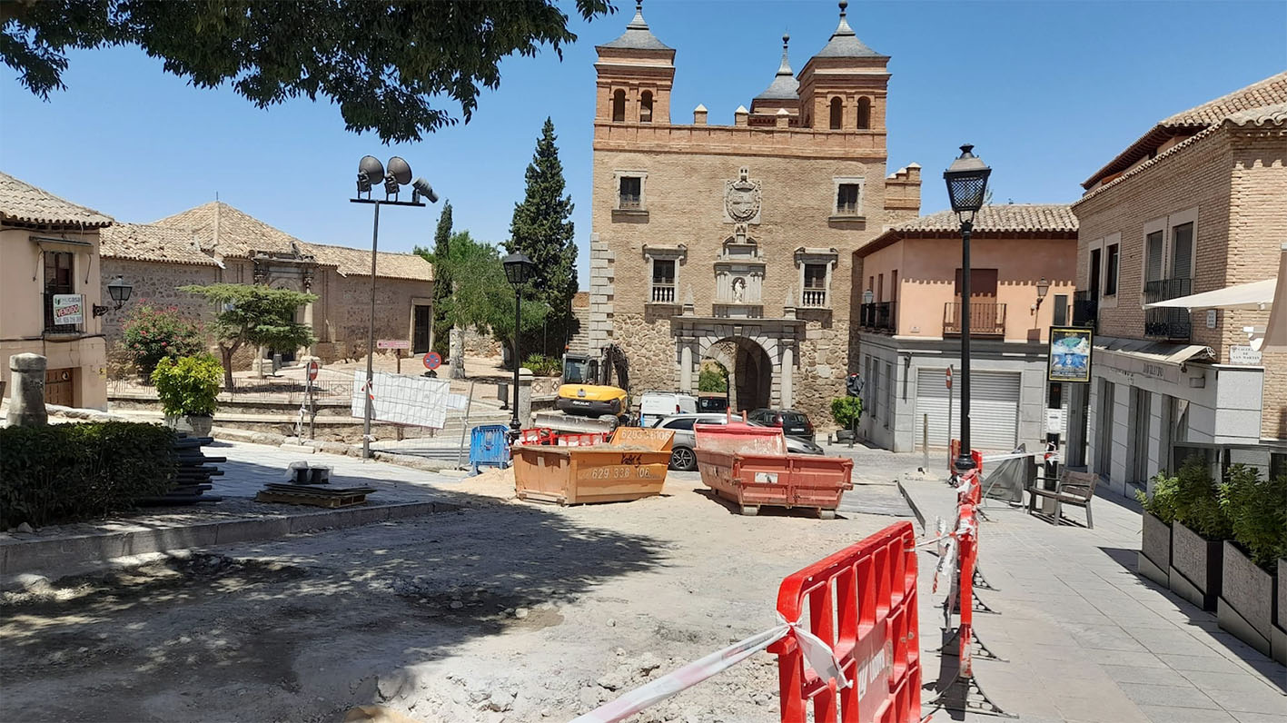 Las obras en la calle Reyes Católicos ya están a punto de llegar a la Puerta del Cambrón. Foto: Rebeca Arango.