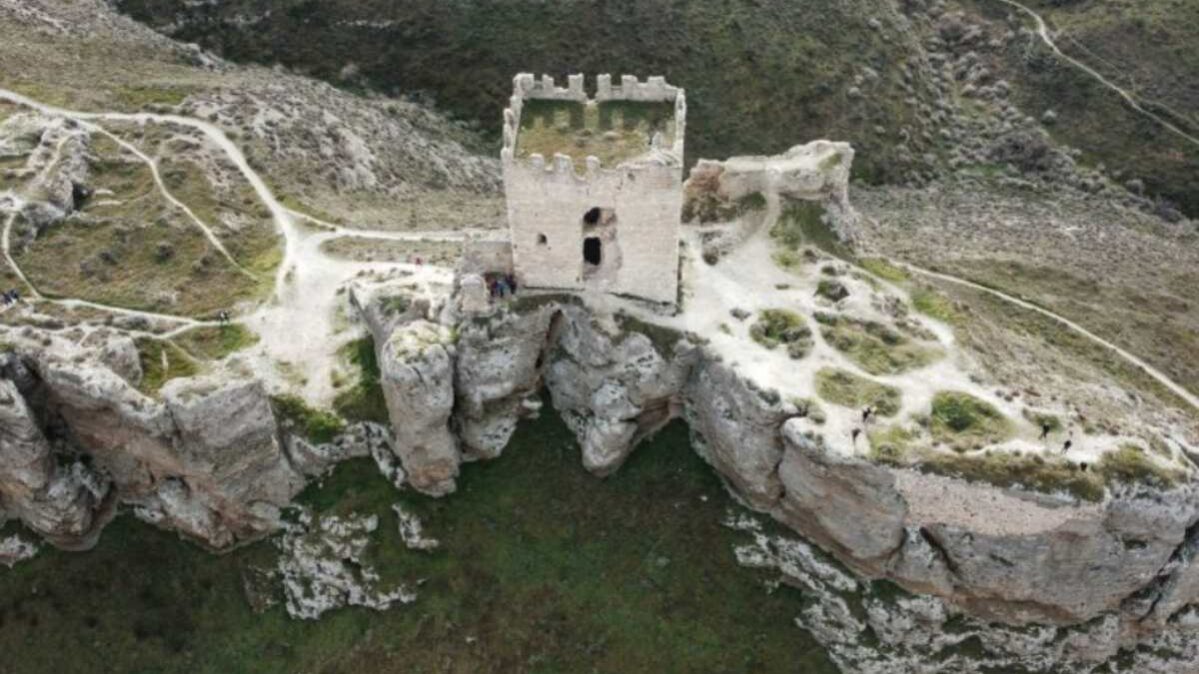 ©️Fotografía Ganadora del Concurso “Los 22 lugares del 22” de Turismo Castilla-La Mancha. Localización: Ontígola (Toledo). Autor: Felipe Frías Mateos. Título: "Sobre el Castillo".