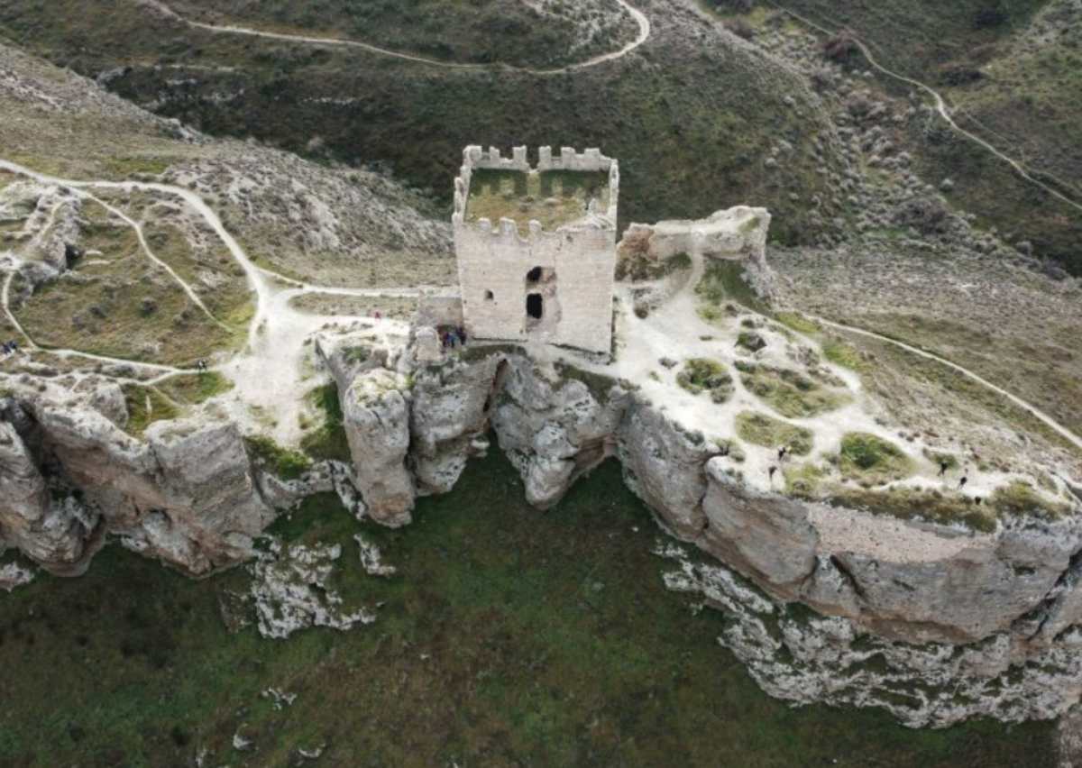 ©️Fotografía Ganadora del Concurso “Los 22 lugares del 22” de Turismo Castilla-La Mancha. Localización: Ontígola (Toledo). Autor: Felipe Frías Mateos. Título: "Sobre el Castillo".