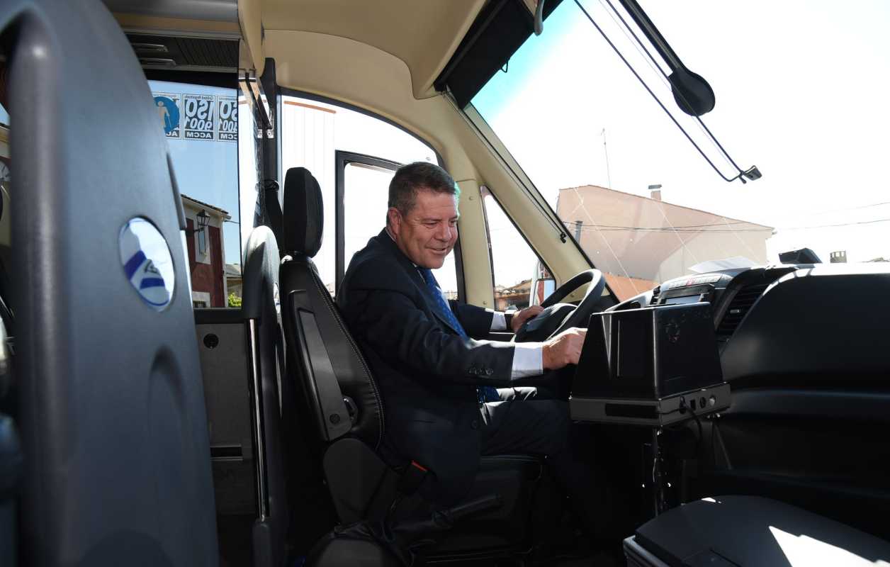 El presidente de Castilla-La Mancha, Emiliano García-Page, en el autobús Astra de Cuenca.