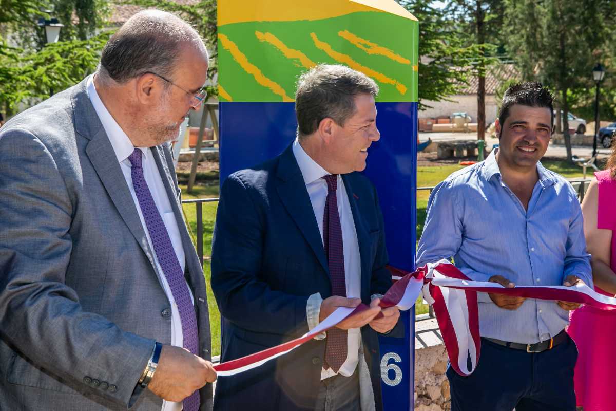 Page en la inauguración de una carretera en Cuenca.